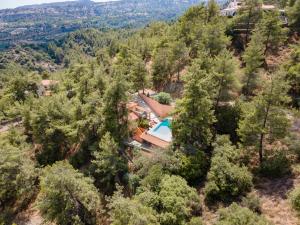 uma vista aérea de uma villa com uma piscina nas árvores em Villa Hillcrest Panorama by Ezoria Villas em Moniatis