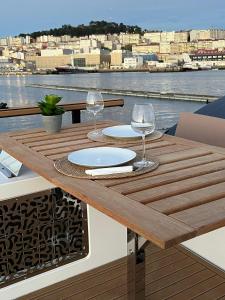 A balcony or terrace at Casa Flotante en el Puerto de Vigo - Different Charter