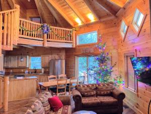 Cabaña de madera con cocina y sala de estar con techo de madera. en OR Luxury yurt-like home in Bretton Woods with private beach firepit AC fishing and trails, en Carroll