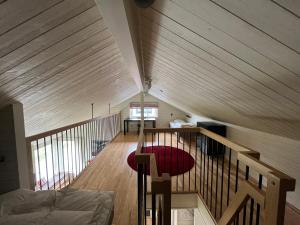 Cette chambre est dotée d'un plafond en bois et d'un tapis rouge. dans l'établissement Ski Village Funäsdalen, à Funäsdalen