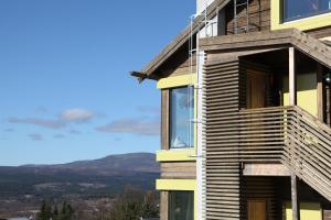 une maison avec vue sur les montagnes dans l'établissement Ski Village Funäsdalen, à Funäsdalen