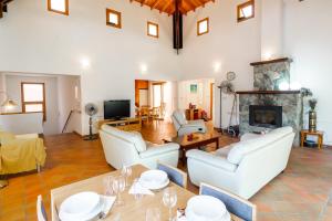 uma sala de estar com mobiliário branco e uma lareira em Villa Hillcrest Panorama by Ezoria Villas em Moniatis