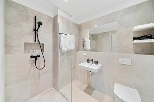 łazienka z prysznicem, toaletą i umywalką w obiekcie VibeStudio 302 - Central - AC - Near Parking w Wiedniu