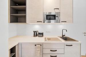 kuchnia ze zlewem i mikrofalówką w obiekcie VibeStudio 302 - Central - AC - Near Parking w Wiedniu