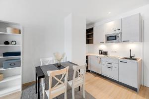 kuchnia ze stołem i krzesłami w pokoju w obiekcie VibeStudio 302 - Central - AC - Near Parking w Wiedniu
