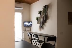 une salle à manger avec une table, des chaises et une télévision dans l'établissement Villa Viani, à Soliera