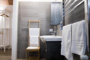 a bathroom with a sink and a mirror and towels at Villa Viani in Soliera