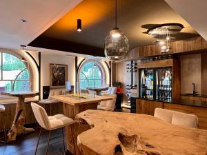 カナツェーイにあるAlbergo Conturinaの大きな木製テーブルと椅子が備わる客室です。