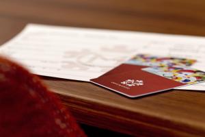 einen Reisepass auf einem Holztisch in der Unterkunft Hotel Gran Ms Kyoto in Kyoto