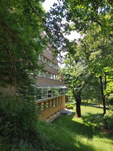 un edificio en medio de un parque con árboles en Parkhotel Sokolov, en Sokolov