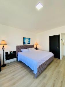 1 dormitorio con 1 cama grande en una habitación en Habitación Ejecutiva cómoda y acogedora - Centro de Manta, en Manta