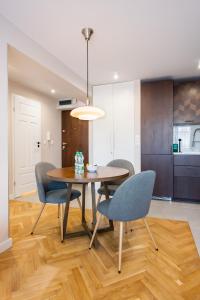 Kuchnia lub aneks kuchenny w obiekcie Powiśle Chic Apartment