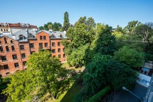 widok na budynek i drzewa w mieście w obiekcie Powiśle Chic Apartment w Warszawie