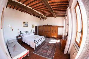 ein Schlafzimmer mit einem Bett und einem großen Fenster in der Unterkunft Il Libro- Family Holiday in Tuscany in Santa Maria a Monte