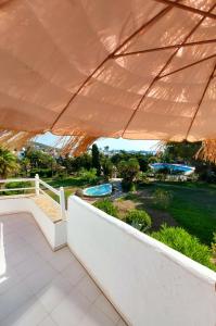 サンタ・エウラリア・デス・リウにあるSiesta Mar Apartamentos Ibizaのスイミングプールを望むバルコニー