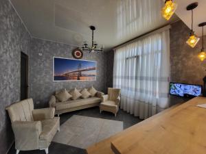 - un salon avec un canapé et une table dans l'établissement MITE Hotel, à Chakvi