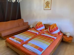 ein Wohnzimmer mit 2 Betten und einem Sofa in der Unterkunft Kieslinghof in Purbach am Neusiedlersee