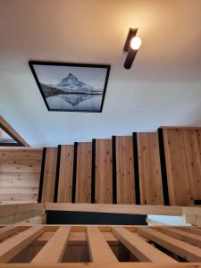 Habitación con paredes de madera y una foto en la pared. en Chalet Spa Fora Pista en Bolquere Pyrenees 2000