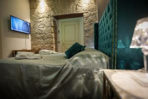 una camera con un grande letto e uno specchio di PETRAMARE Charming House a Salerno