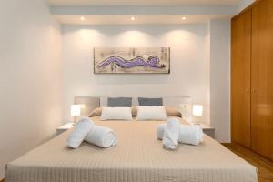 1 dormitorio con 1 cama grande y 2 almohadas blancas en ApartUP Patacona Beach I, en Valencia