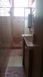 a bathroom with a shower and a sink at STADE OLYMPIQUE A PIED Colombes Parking jardin Wifi in Colombes