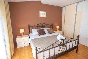 Postel nebo postele na pokoji v ubytování HOLIDAY HOME MARTINA, Vinjani - Imotski