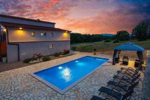 Bazén v ubytování HOLIDAY HOME MARTINA, Vinjani - Imotski nebo v jeho okolí