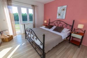 Postel nebo postele na pokoji v ubytování HOLIDAY HOME MARTINA, Vinjani - Imotski + 37 fotografií