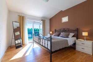 Postel nebo postele na pokoji v ubytování HOLIDAY HOME MARTINA, Vinjani - Imotski