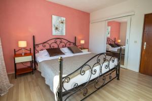 Postel nebo postele na pokoji v ubytování HOLIDAY HOME MARTINA, Vinjani - Imotski