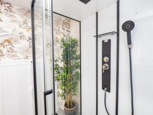 um quarto com uma porta com uma planta na parede em Cubo's Boutique Urban Deluxe em Alhaurín el Grande