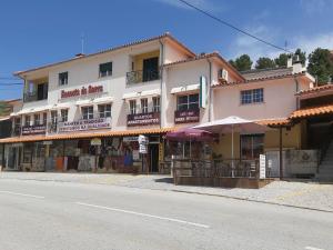 ein Gebäude an der Straßenseite in der Unterkunft Encosta da Serra in Sabugueiro