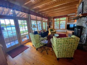 salon z kanapą, krzesłami i kominkiem w obiekcie FL Quintessential LAKE HOUSE close to Bretton Woods Santas Village and Forest Lake State Park w mieście Whitefield