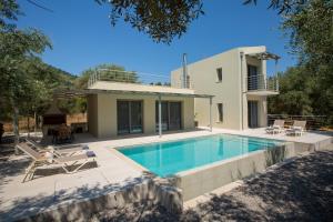 een villa met een zwembad en een huis bij villa-agrielia in Nikiana