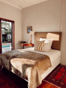 een slaapkamer met een groot bed en een raam bij Ebony Moon in Mthatha