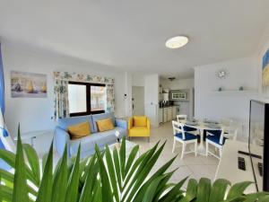 - un salon avec un canapé bleu et une table dans l'établissement Blue Coast Bellavista, à Puerto de la Cruz