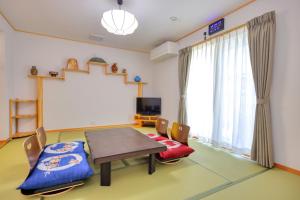 a dining room with a table and chairs at 赤富士亭 in Fujiyoshida