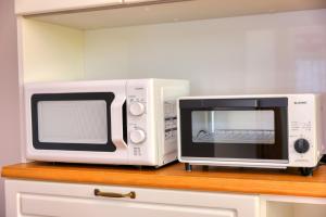 a microwave and a toaster oven sitting on a counter at 赤富士亭 in Fujiyoshida