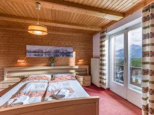 1 dormitorio con cama y ventana grande en Kögei Hof, en Going