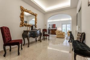 ein Wohnzimmer mit einem Klavier und einem Spiegel in der Unterkunft Ginevra Luxury New Classic Apartment close Vatican in Rom