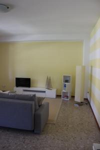 un soggiorno con divano e TV di APPARTAMENTO AMPIO E LUMINOSO LAGO D'ORTA a San Maurizio dʼOpaglio