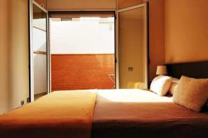 マタローにあるMazi Apartments Terraceのベッドルーム1室(大きなベッド1台、大きな窓付)
