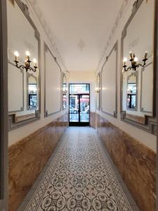 um corredor vazio com uma porta e um piso de azulejo em Superbe studio meublé cosy avec patio au calme Jean médecin em Nice