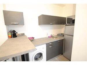 uma cozinha com uma máquina de lavar roupa e uma máquina de lavar roupa em Superbe studio meublé cosy avec patio au calme Jean médecin em Nice