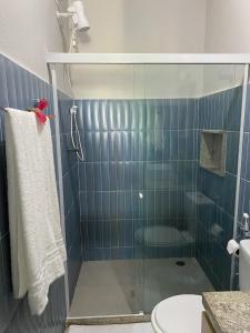 聖何塞皇冠大的住宿－Casa beira mar, 4 quartos - Sanzé - Maragogi/AL，浴室设有淋浴,毛巾上放着一只红鸟