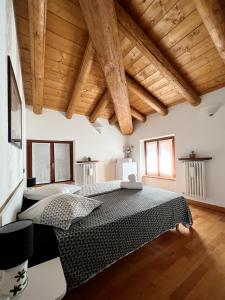 una camera con un grande letto in una stanza con soffitti in legno di Casa Cele a Garda