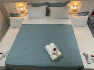 ein Schlafzimmer mit einem Bett mit Handtüchern darauf in der Unterkunft Casa beira mar, 4 quartos - Sanzé - Maragogi/AL in São José da Coroa Grande