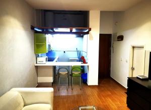 a living room with a kitchen with a table and chairs at Apartamento Malasaña II in Madrid