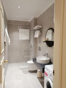 フェティエにあるChannel Suitesのトイレと洗面台付きのバスルーム +32枚の写真