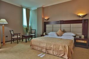 מיטה או מיטות בחדר ב-Friendship International Hotel
